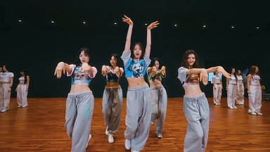 【4K超清MV】【韩国女团NewJeans《Super Shy》舞蹈练习版MV】【WEBM/328M/夸克】