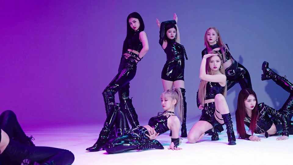 韩国女团EVERGLOW 练习室内动感热舞《La Di Da》4K超清MV下载