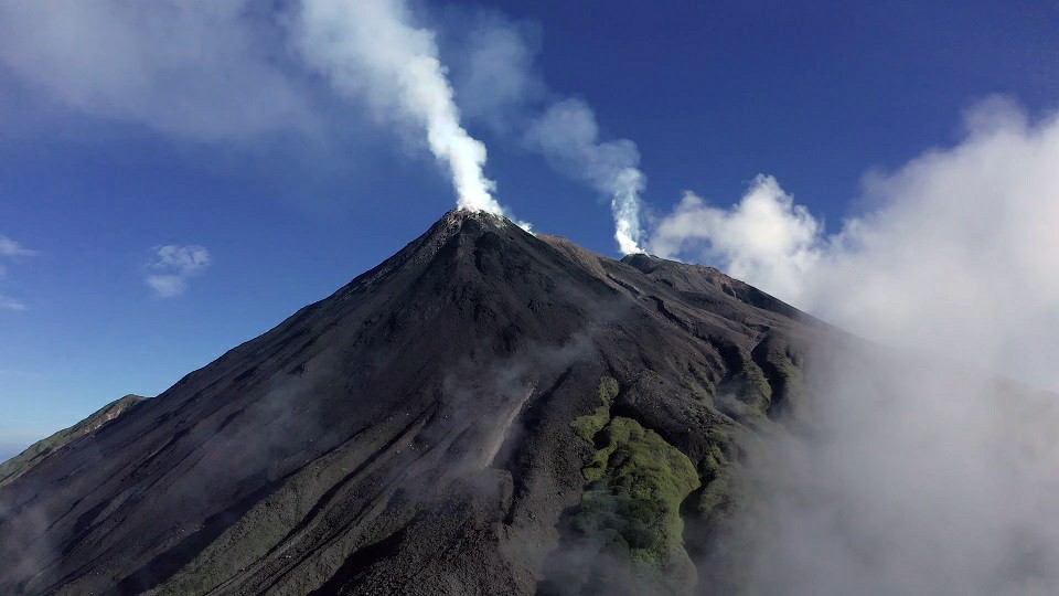 4K超清东南亚印度尼西亚 爪哇岛 苏拉威西岛 苏门答腊 火山口与海滨风景视频下载